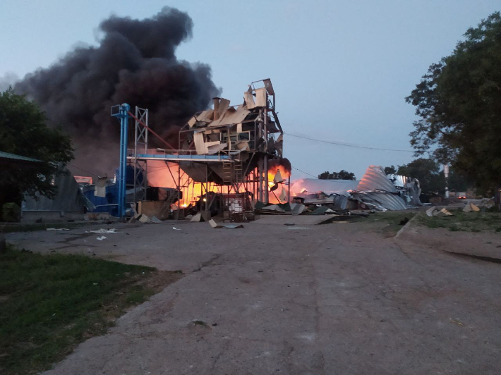 우크라이나 남부 오데사에 위치한 곡물 창고가 21일(현지시간) 러시아군 미사일 공격으로 불길에 휩싸여 있다. 연합뉴스