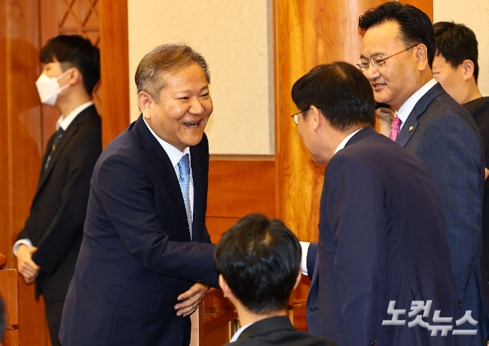 이상민 행정안전부 장관(왼쪽)이 지난 5월 9일 서울 종로구 헌법재판소에서 열린 탄핵 심판 사건 첫 변론에 출석하며 정점식 국민의힘 의원과 인사하고 있다. 류영주 기자