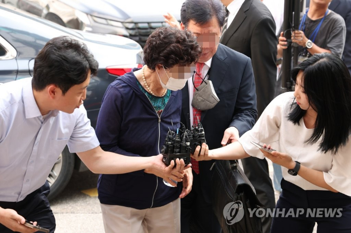 (의정부=연합뉴스) 임병식 기자 = 윤석열 대통령의 장모 최은순 씨(가운데)가 21일 경기도 의정부시 가능동 의정부지방법원에서 통장 잔고증명 위조 등 혐의 관련 항소심 재판을 위해 법정으로 이동하고 있다. 2023.7.21 andphotodo@yna.co.kr 연합뉴스