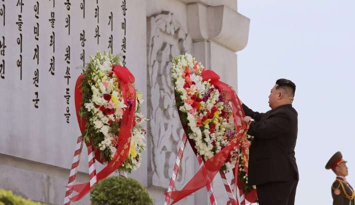 지난해 7월 북중 우의탑 찾은 김정은 국무위원장. 연합뉴스