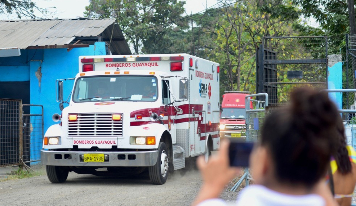 23일(현지시간) 에콰도르 과야킬 과야스 제1교도소에서 구급차가 병원으로 향하고 있다. 이곳에서는 수감자 간 폭동 사태가 발생해, 11명이 숨졌다. 연합뉴스