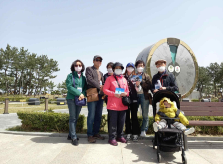 강릉성덕등불학교 금빛반 어르신들과 선생님들. 강릉성덕등불학교 제공