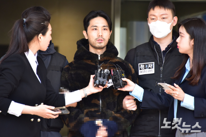 '강남 납치·살해 사건'의 피의자로 구속된 3인조 중 이경우(36)가 지난 4월 9일 서울 강남구 수서경찰서에서 검찰로 송치되고 있다. 윤창원 기자