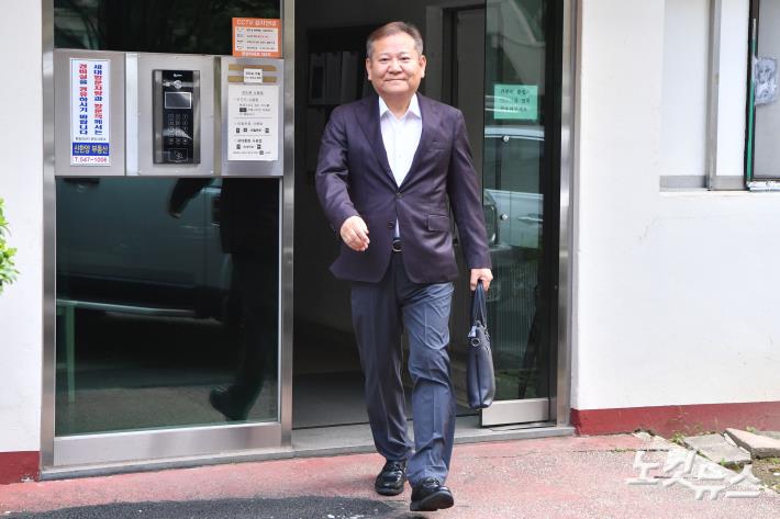 업무 복귀 위해 자택 나서는 이상민 장관