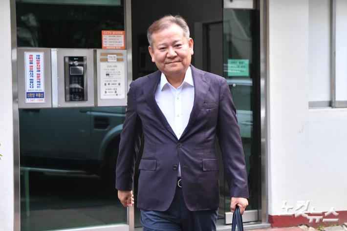 탄핵 기각 후 자택 나서는 이상민 장관