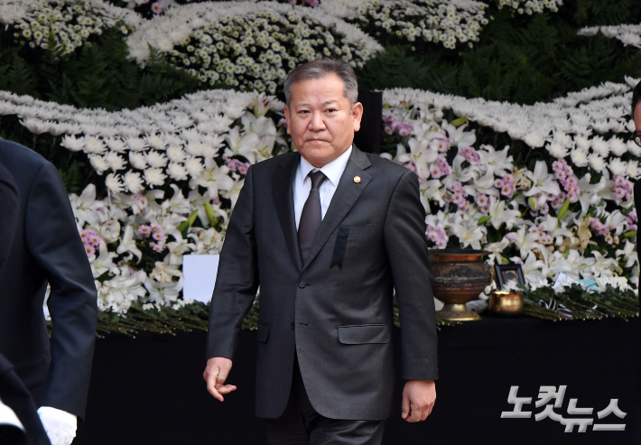 이상민 행정안전부 장관이 지난해 11월 3일 오전 서울광장에 마련된 이태원 참사 합동분향소를 찾아 헌화 후 이동하고 있다. 황진환 기자