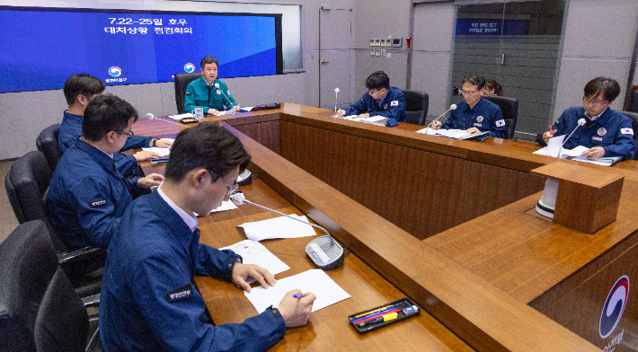 한창섭 행정안전부 차관이 25일 오전 서울 종로구 정부서울청사 상황실에서 열린 중앙재난안전대책본부 주관 호우 대처 상황 점검 회의에서 수해 복구 및 호우 대비를 점검하고 있다. 연합뉴스