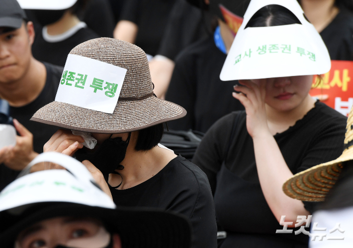 22일 오후 서울 종로구 보신각 앞에서 열린 '서이초 교사 추모 및 교사 생존권 위한 전국 교사 집회' 에 참석한 교사들이 눈물을 흘리고 있다. 황진환 기자