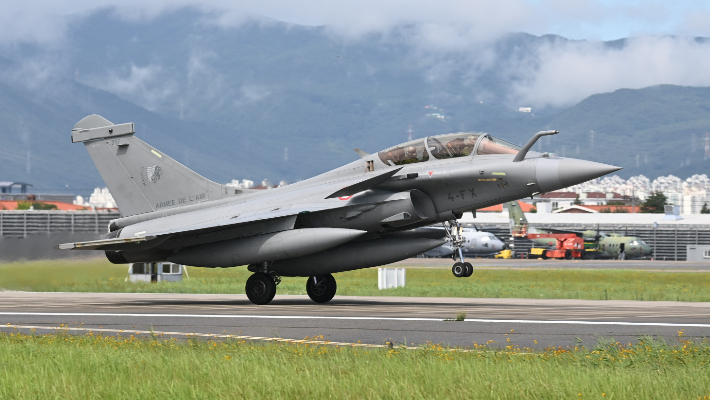 이륙하는 프랑스 항공우주군의 라팔 전투기. 공군 제공