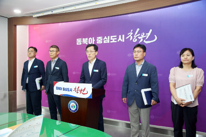 김종필 해양항만수산국장이 진해항 종합발전방안 수립과 관련해 브리핑을 하고 있다. 창원시 제공