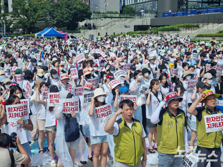 부산대병원노조는 25일 오후 부산역 광장에 모여 지금까지 병원 안에서 불법 진료가 이뤄졌다고 폭로했다. 김혜민 기자