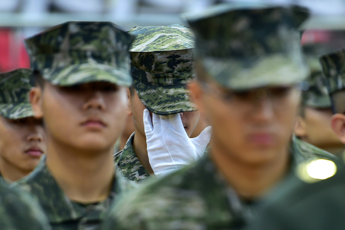 22일 경북 포항 해병대 1사단 체육관인 '김대식관'에서 열린 고 채수근 상병 영결식에서 한 해병이 눈물을 흘리고 있다. 채 상병은 지난 19일 예천 내성천에서 실종자를 수색하던 중 급류에 휩쓸려 숨졌다. 연합뉴스