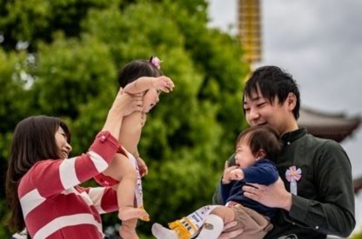 아기와 놀아주는 일본 부모. 연합뉴스