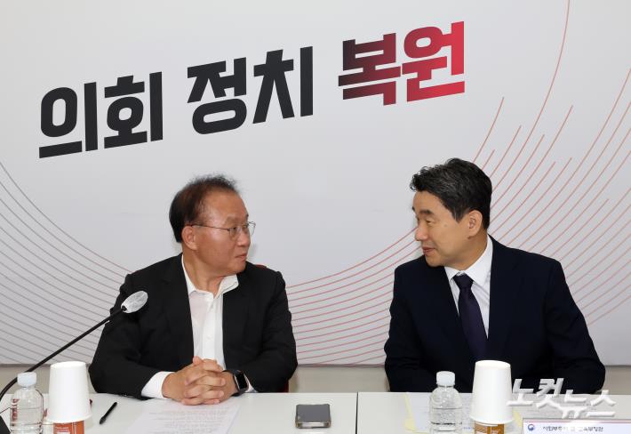 당·정협의회, 대화하는 윤재옥 원내대표-이주호 사회부총리