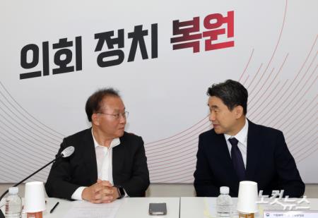 당·정협의회, 대화하는 윤재옥 원내대표-이주호 사회부총리