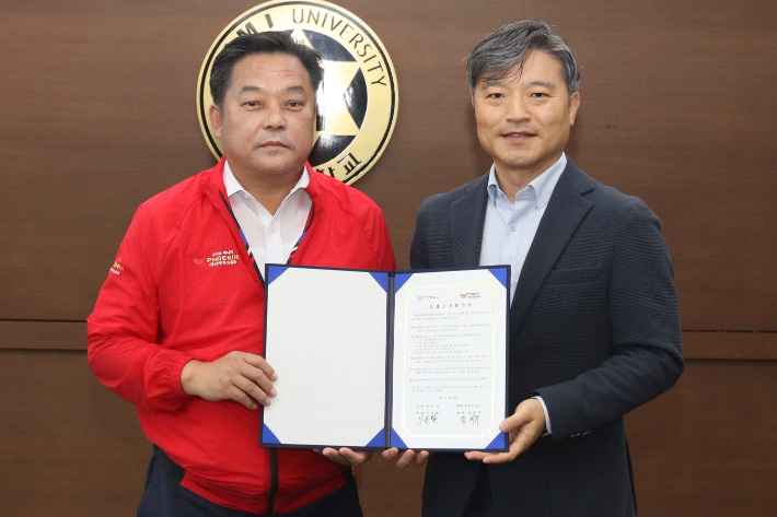 장세주 ㈜한국파크골프 회장(좌)과 이승환 총장(우). 구미대 제공