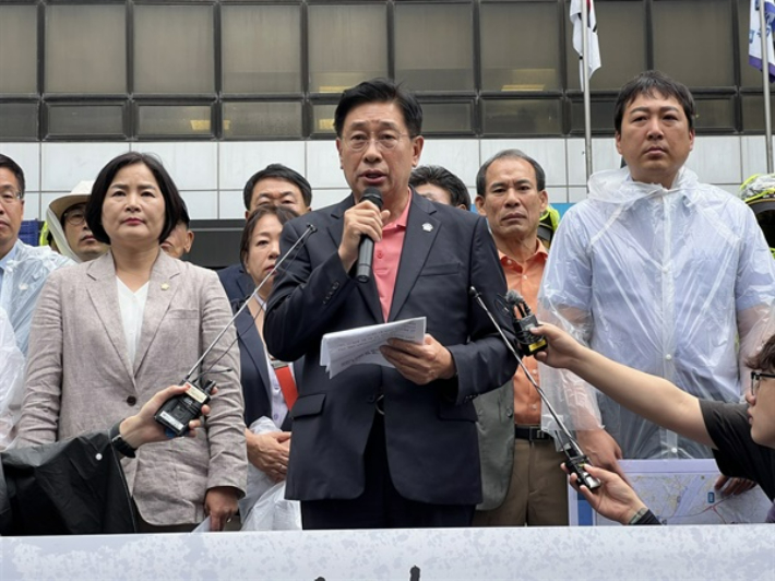 지난 9일 전진선 양평군수가 원희룡 국토교통부 장관의 결정으로 백지화된 '서울-양평 고속도로 사업'과 관련해 서울 여의도 더불어민주당사를 항의 방문했다. 양평군청 제공