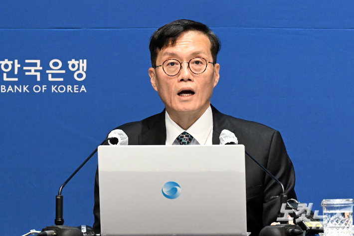 이창용 한국은행 총재가 기자간담회에서 발언하고 있다. 사진공동취재단