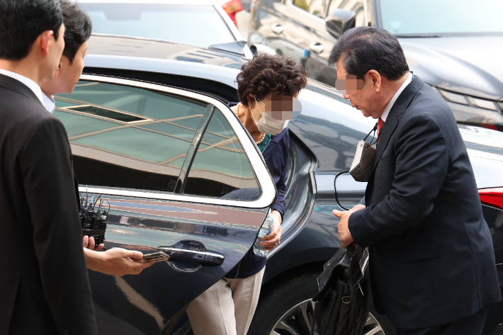 법정으로 이동하는 윤석열 대통령 장모. 연합뉴스  