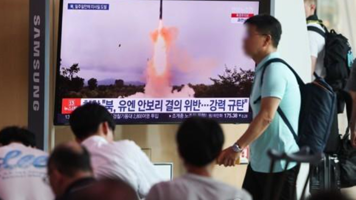 북한이 동해상으로 단거리 탄도미사일(SRBM) 2발을 발사한 2023년 7월 19일 시민들이 서울역 대합실에서 관련 뉴스를 시청하고 있다. 연합뉴스 