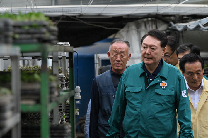 육묘농가 피해상황 살피는 윤석열 대통령     (논산=연합뉴스) 진성철 기자 = 집중호우 피해 현장 방문에 나선 윤석열 대통령이 18일 충남 논산시 성동면 구연육묘장을 방문해 수해를 입은 육묘농가의 피해상황을 살피고 있다. 2023.7.18 [대통령실 제공. 재판매 및 DB 금지]     zjin@yna.co.kr  (끝)   연합뉴스