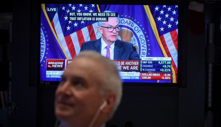 뉴욕증권거래소(NYSE) 트레이더가 제롬 파월 연준 의장의 기자회견 중계를 시청하고 있다. 연합뉴스