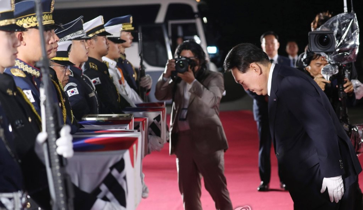윤석열 대통령이 26일 밤 경기 성남 서울공항에 도착한 6·25 전쟁 국군전사자 유해를 영접하고 있다. 연합뉴스