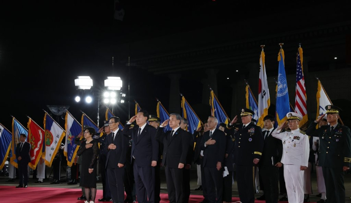 윤석열 대통령이 26일 밤 경기 성남 서울공항에 도착한 6·25 전쟁 국군전사자 유해에 경례하고 있다. 연합뉴스