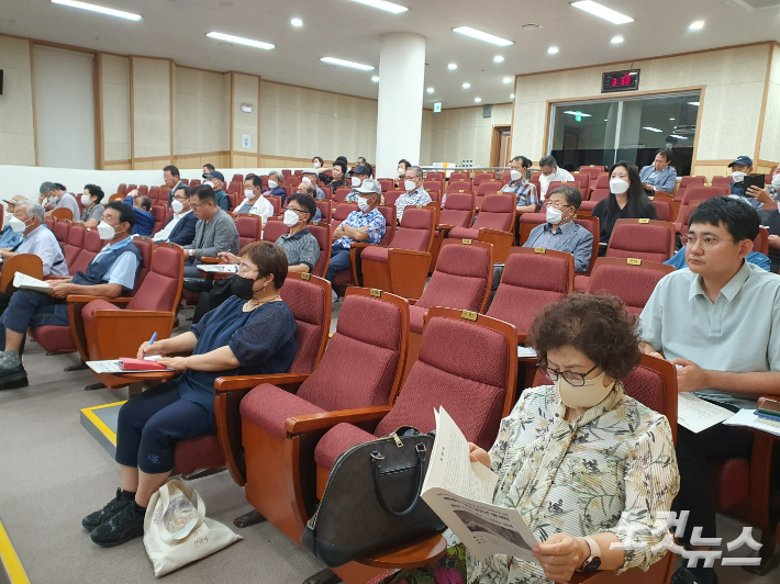 유족 등이 여순사건 특별법 제정 2주년 평가회에 참석했다. 고영호 기자