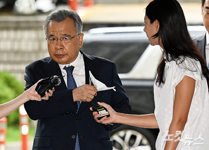 '가짜 수산업자 금품수수' 사건으로 기소된 박영수 전 특별검사가 11일 오전 서울 서초구 서울중앙지방법원에서 열린 공판에 출석하고 있다. 황진환 기자