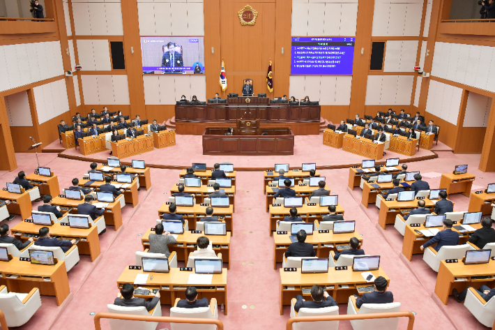부산시의회 전체 의원 47명 중 78.7%인 37명이 겸직을 하고 있는 것으로 파악됐다. 부산시의회 제공