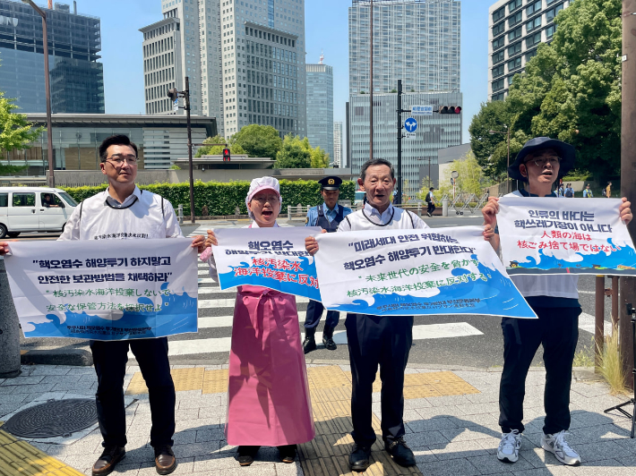 27일 오전 일본 도쿄 기시다 후미오 일본 총리 관저 앞에서 '후쿠시마 오염수 해양 투기 반대 기자회견'이 열렸다. 후쿠시마 핵오염수 투기반대 부산운동본부 제공