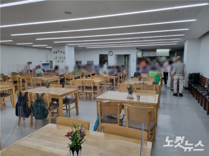 성남 태평4동 행정복지센터 한편에 마련된 효사랑봉사회 무료 급식소. 노인들이 점심식사를 기다리고 있다. 정성욱 기자