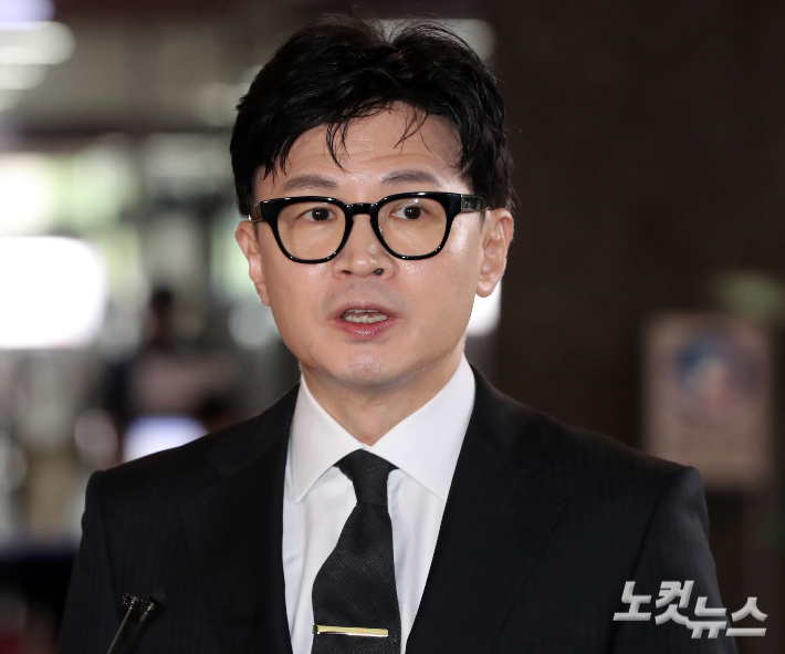 한동훈 법무부 장관이 26일 서울 여의도 국회에서 열린 법제사법위원회 전체회의에 참석하며 취재진의 질의에 답하고 있다. 윤창원 기자