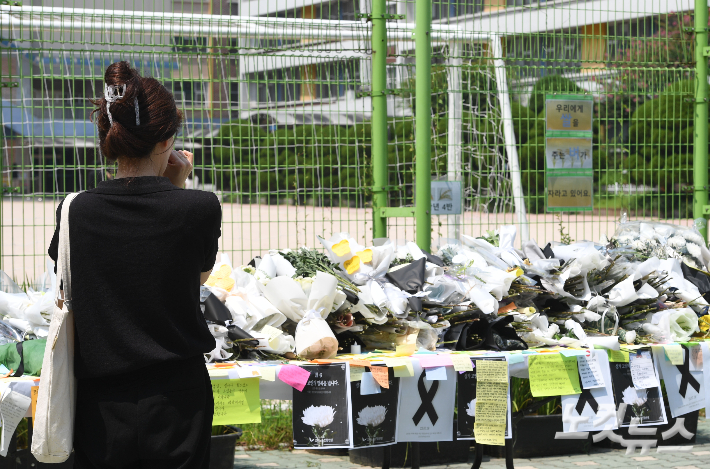 21일 오전 서초구 서이초등학교에 마련된 교사 A씨의 추모공간에 시민들이 헌화를 하고 있다. 황진환 기자