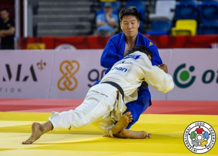 '한판승의 사나이' 이원희 용인대 교수가 6월 몽골 울란바토르에서 열린 국제유도연맹(IJF) 2023 울란바토르 그랜드슬램 남자 73㎏ 에 출전해 경기를 하고 있다. 국제유도연맹 제공
