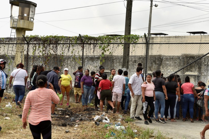 지난 25일(현지시간) 에콰도르 과야킬에 있는 교도소 밖에 수감자 가족이 교도소 내부 폭동 이후 수감자 안위를 확인하기 위해 몰려 있다. 연합뉴스