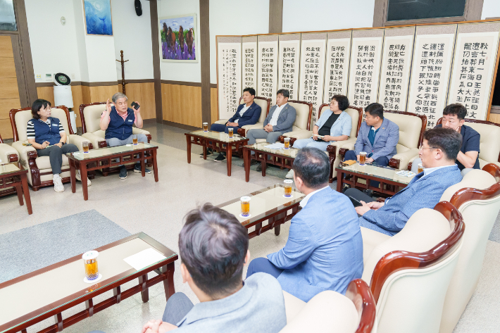 전남도의회 원전특위가 김한성 월성본부장과 대화를 나누고 있다. 월성본부 제공