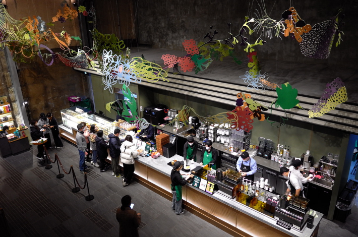 오픈런이 흔한 스타벅스 경동 1960. 김유정 여행작가