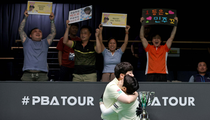 백민주가 28일 경기도 고양시 '고양 킨텍스 PBA 스타디움'에서 끝난 '하나카드 PBA-LPBA 챔피언십' 여자부 결승에서 승리한 뒤 상대인 절친 김세연과 포옹하고 있다. PBA 