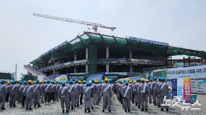 HJ중공업이 28일 오전, 부산 북항 오페라하우스 건립 현장에서 혁신 결의대회를 열었다. 김혜경 기자