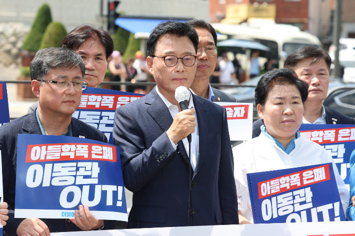 더불어민주당 박광온 원내대표가 28일 오전 서울 용산구 대통령실 인근에서 열린 이동관 대통령 대회협력특별보좌관 방송통신위원장 지명 규탄 긴급기자회견에서 발언하고 있다. 연합뉴스