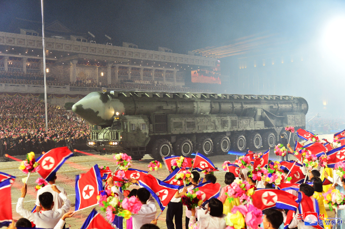 북한 열병식에서 화성18형 ICBM 대열이 주석단 앞을 지나가고 있다. 연합뉴스