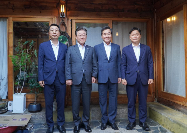 왼쪽부터 윤영찬 의원, 이재명 대표, 이낙연 전 대표, 김영진 의원. 더불어민주당 공보국 제공