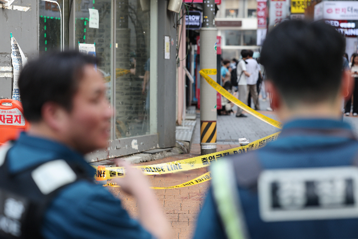 지난 21일 흉기난동 사건이 발생한 서울 관악구 신림역 4번 출구 인근에 폴리스라인이 설치돼 있다. 연합뉴스
