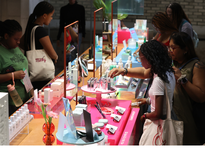 지난 10일 오후 서울 중구 명동 거리에 있는 화장품 가게에서 외국인 관광객이 상품을 둘러보고 있다. 연합뉴스