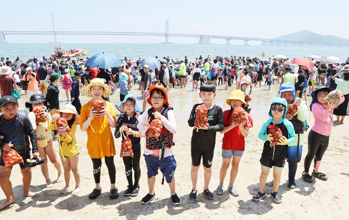 30일 부산 광안리해수욕장에서 조개잡이 체험행사에 참가한 어린이들. 부산 수영구 제공