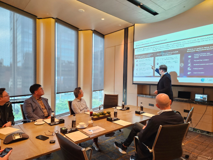 삼척시는 지난 30일 서울 광화문 포시즌스 호텔에서 맨시티그룹과 미팅을 통해 맨시티 축구학교 삼척 유치를 위한 향후 협력 방안을 논의했다. 삼척시 제공