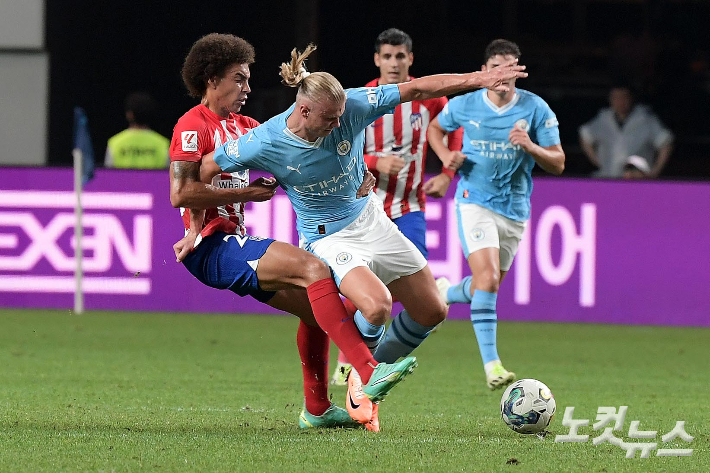 지난 30일 서울월드컵경기장에서 열린 쿠팡플레이 시리즈 2차전 맨체스터 시티와 아틀레티코 마드리드의 경기에서 맨체스터 시티 엘링 홀란이 파울을 당하고 있다. 박종민 기자