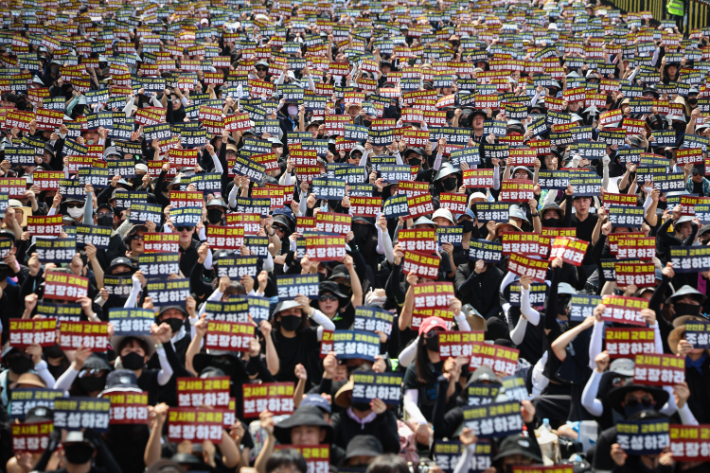 전국 각지에서 모인 교사들이 지난 29일 집회에 참석해 팻말을 흔들고 있는 모습. 연합뉴스